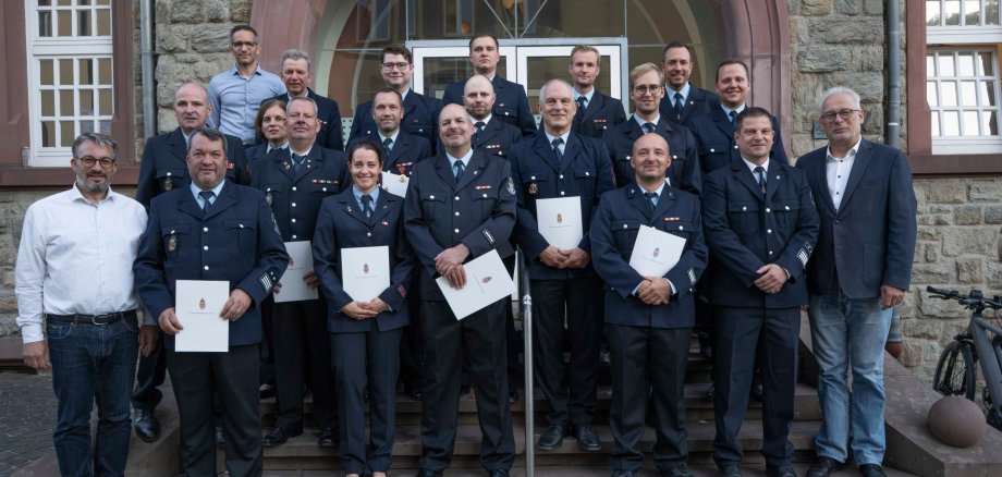 Leistungsprämie FFW Sie sind die ersten Mitglieder der Kronberger Feuerwehren, die die neue Leistungsprämie der Stadt erhalten haben. Für den damit verbundenen, langjährigen Einsatz für das Gemeinwesen dankten Stadtverordnetenvorsteher Andreas Knoche (), Bürgermeister Christoph König, Stadtbrandinspektor Thorsten Nuhn wie auch Daniel Höber, der Leiter des städtischen Fachreferats „Bevölkerungsschutz“.