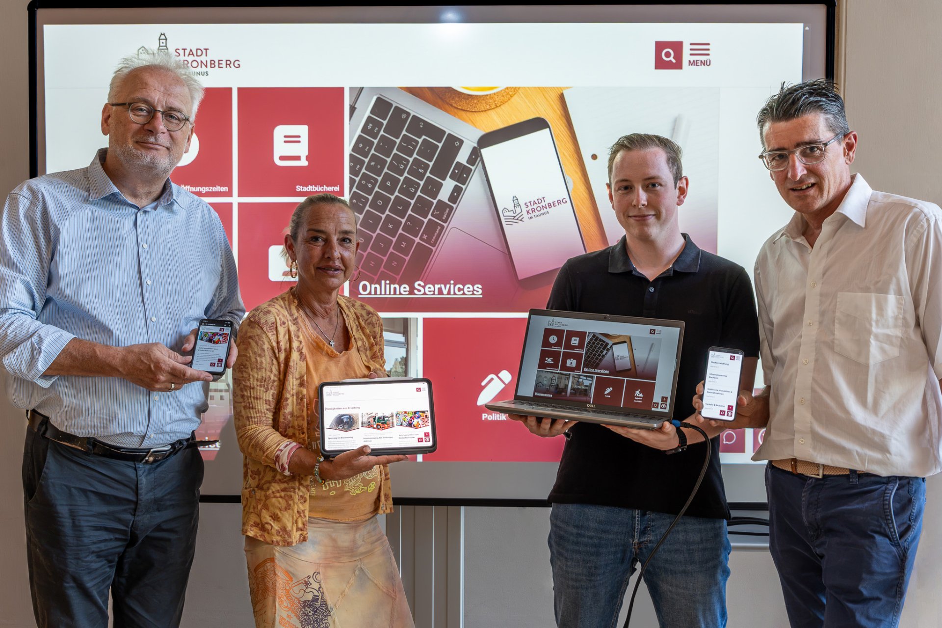 Gut ein Dreivierteljahr haben Projektleiterin Mirca Born-Engel (2.v.li.) und ihr Kollege Lars Teichmann (2.v.re.) am Relaunch der städtischen Homepage gearbeitet, die jetzt im Beisein von Bürgermeister Christoph König (li.) und Erstem Stadtrat Heiko Wolf (re.) ans Netz gegangen ist. Gut ein Dreivierteljahr haben Projektleiterin Mirca Born-Engel (2.v.li.) und ihr Kollege Lars Teichmann (2.v.re.) am Relaunch der städtischen Homepage gearbeitet, die jetzt im Beisein von Bürgermeister Christoph König (li.) und Erstem Stadtrat Heiko Wolf (re.) ans Netz gegangen ist.