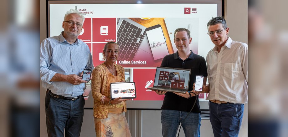 Gut ein Dreivierteljahr haben Projektleiterin Mirca Born-Engel (2.v.li.) und ihr Kollege Lars Teichmann (2.v.re.) am Relaunch der städtischen Homepage gearbeitet, die jetzt im Beisein von Bürgermeister Christoph König (li.) und Erstem Stadtrat Heiko Wolf (re.) ans Netz gegangen ist.