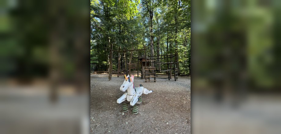 Spielplatz am weißen Berg Spielplatz am weißen Berg mit einem Holzeinhorn im Fokus