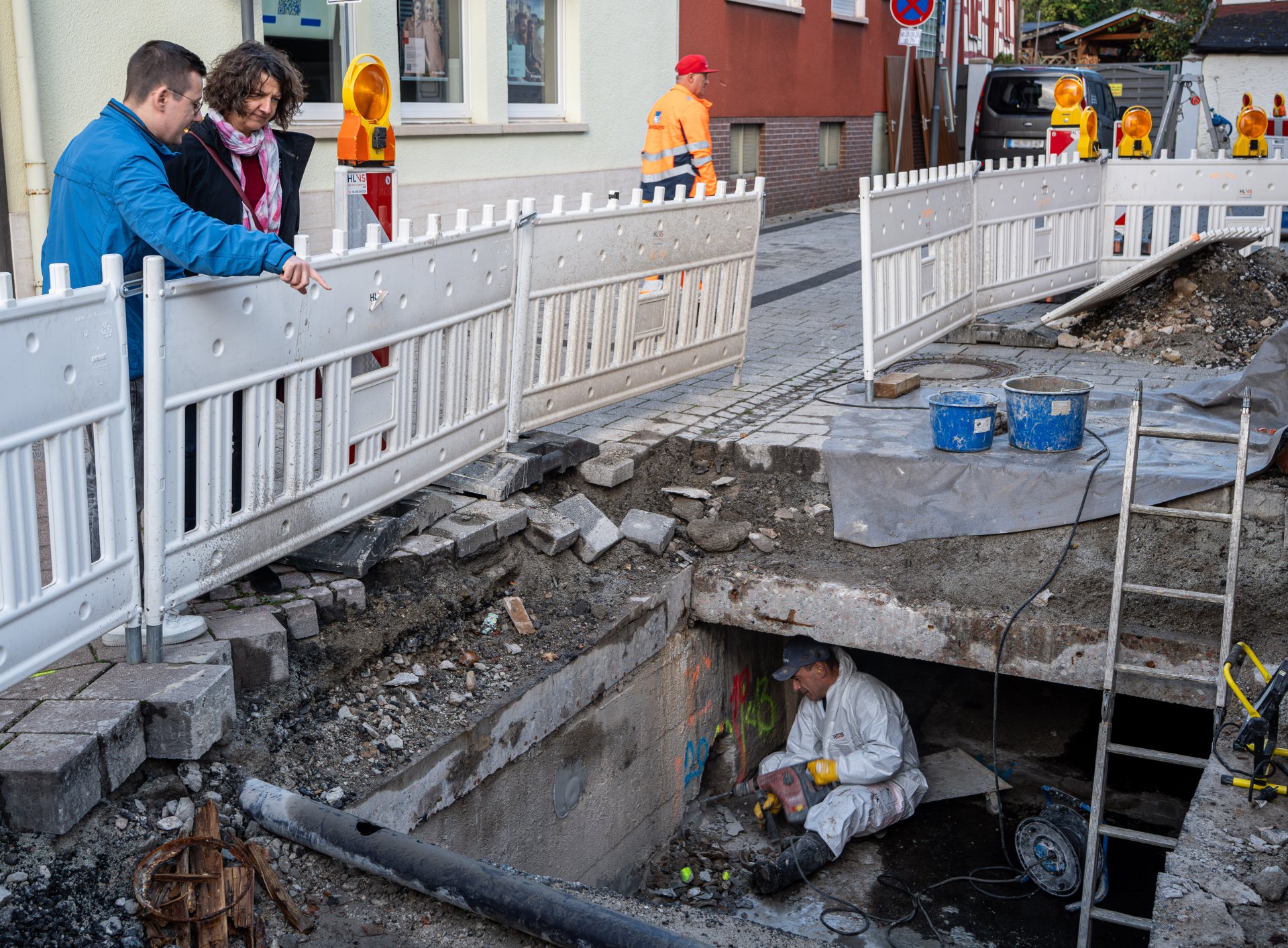 Sandra Poschmann und Christopher Wiegand vom Fachbereich Stadtentwicklung und Umwelt machen sich ein Bild vom Fortgang der Kanalsanierung in der Limburger Straße. Sandra Poschmann und Christopher Wiegand vom Fachbereich Stadtentwicklung und Umwelt machen sich ein Bild vom Fortgang der Kanalsanierung in der Limburger Straße.