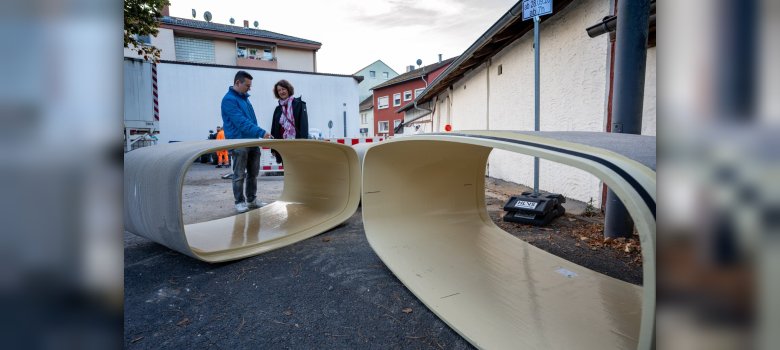 Die glasfaserverstärkten Kunststoff-Module wurden eigens angefertigt, um der beengten Verhältnisse in der Limburger Straße gerecht zu werden. Mit dieser Lösung, davon sind Sandra Poschmann und Christopher Wiegand vom Fachbereich Stadtentwicklung und Umwelt überzeugt, sollten Durchfluss und Stabilität gewährleistet sein.