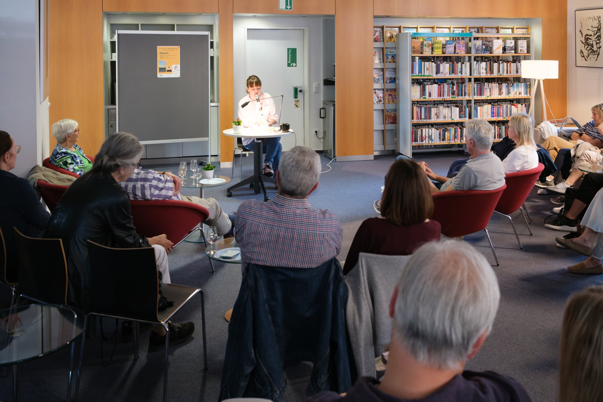 Autorin Annika Büsing las im Rahmen des Literaturfestivals Leseland Hessen in der Kronberger Stadtbücherei aus ihrem Roman „Magisch“. Autorin Annika Büsing las im Rahmen des Literaturfestivals Leseland Hessen in der Kronberger Stadtbücherei aus ihrem Roman „Magisch“.