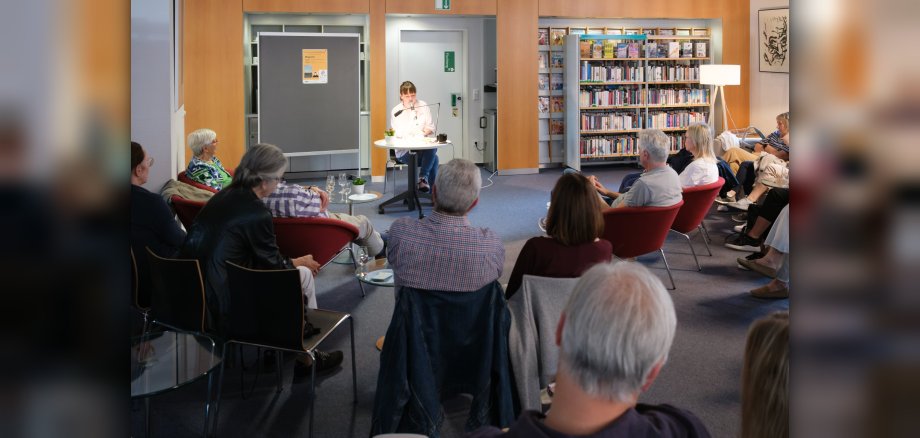 Autorin Annika Büsing las im Rahmen des Literaturfestivals Leseland Hessen in der Kronberger Stadtbücherei aus ihrem Roman „Magisch“. Autorin Annika Büsing las im Rahmen des Literaturfestivals Leseland Hessen in der Kronberger Stadtbücherei aus ihrem Roman „Magisch“.